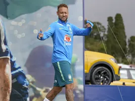 Neymar não viaja com seleção para Cleveland; segue em tratamento - Imagem
