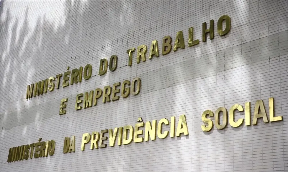 Número de pessoas que buscam emprego há mais de dois anos recua 17,3%