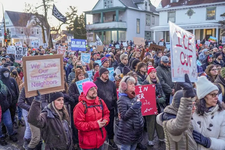 Minneapolis protesta após morte de cidadã dos EUA pela polícia do ICE