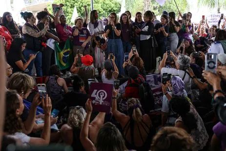 Brasileiras vão às ruas contra o feminicídio