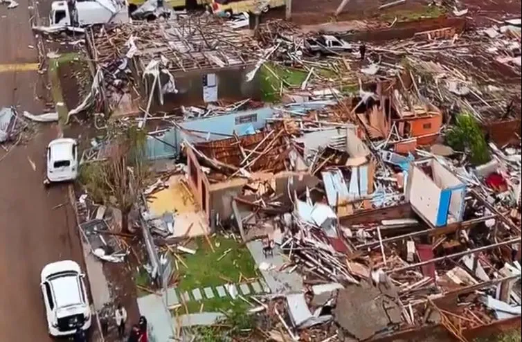Governo garante verbas e serviços após tornado que atingiu o Paraná