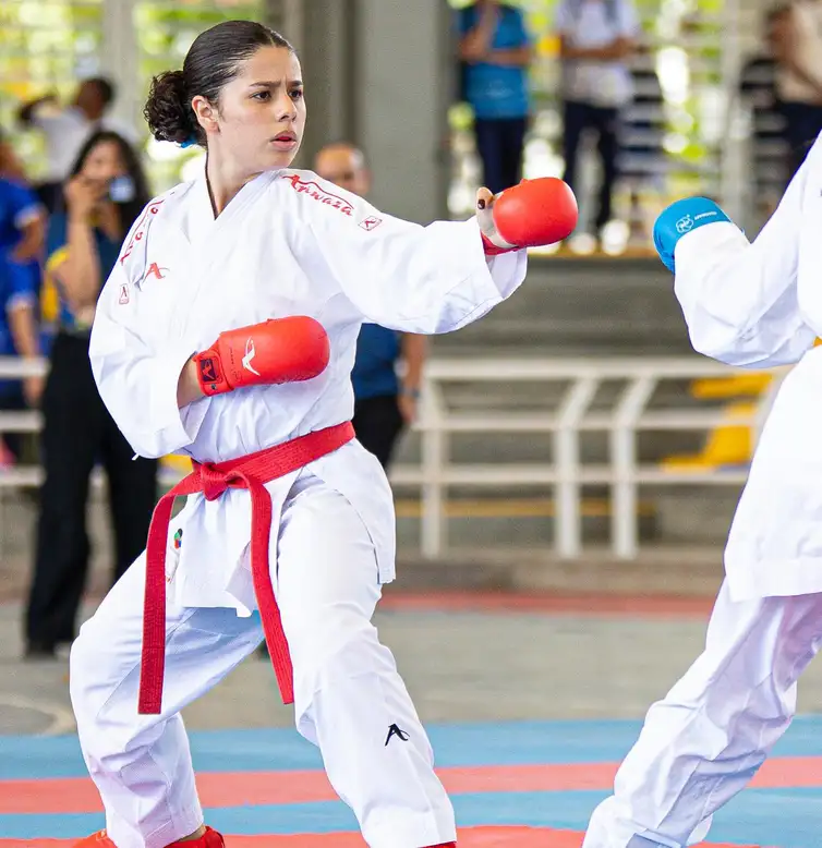 Atleta-estudante da UFPR compete nos JUBs por bicampeonato no karatê