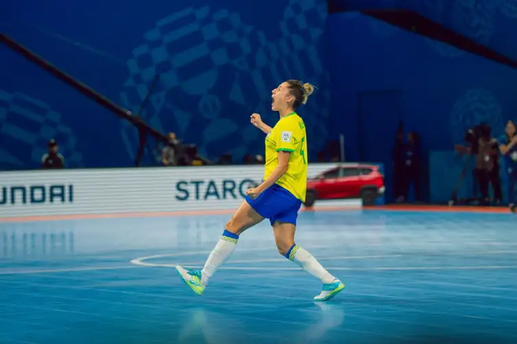 Brasil goleia Irã na estreia da Copa do Mundo de futsal feminino
