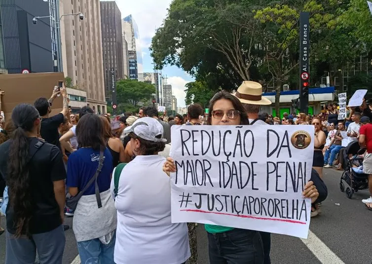Centenas de pessoas em São Paulo pedem justiça pelo cão Orelha
