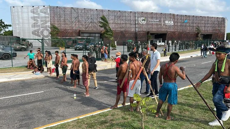 Em protesto pacífico, indígenas munduruku cobram participação na COP30