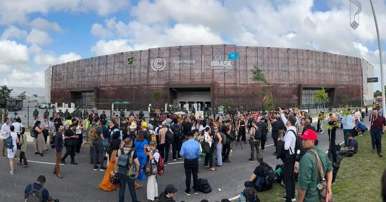 Em protesto pacífico, indígenas munduruku cobram participação na COP30
