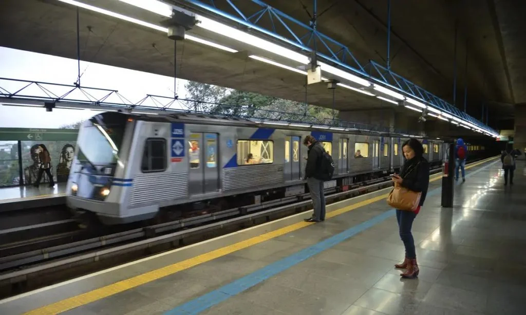 Governo de SP anuncia aumento nas passagens de metrô e de trens