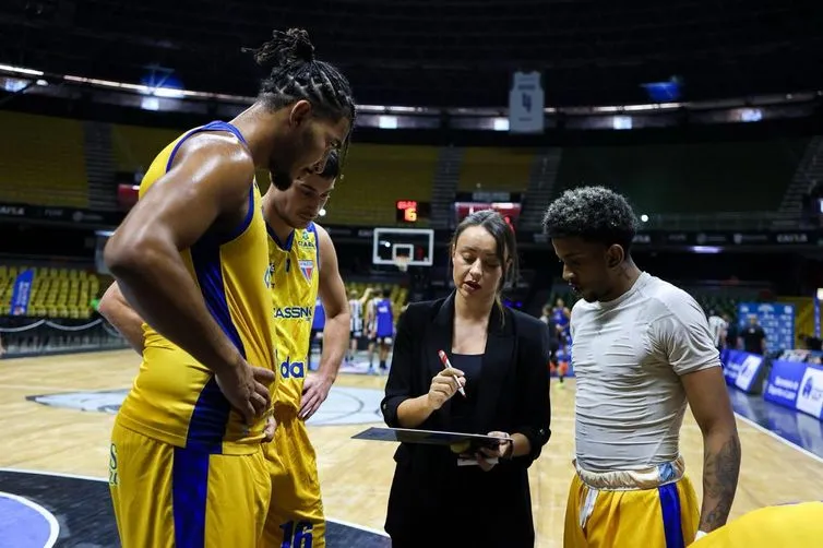 Primeira técnica mulher no NBB, Jelena Todorovic começa com pé direito