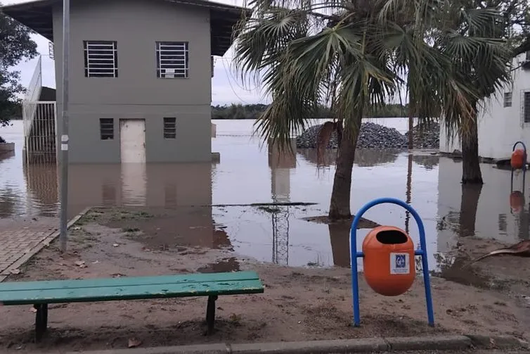 Vulnerável a cheias, ilha de Porto Alegre é atingida por chuvas