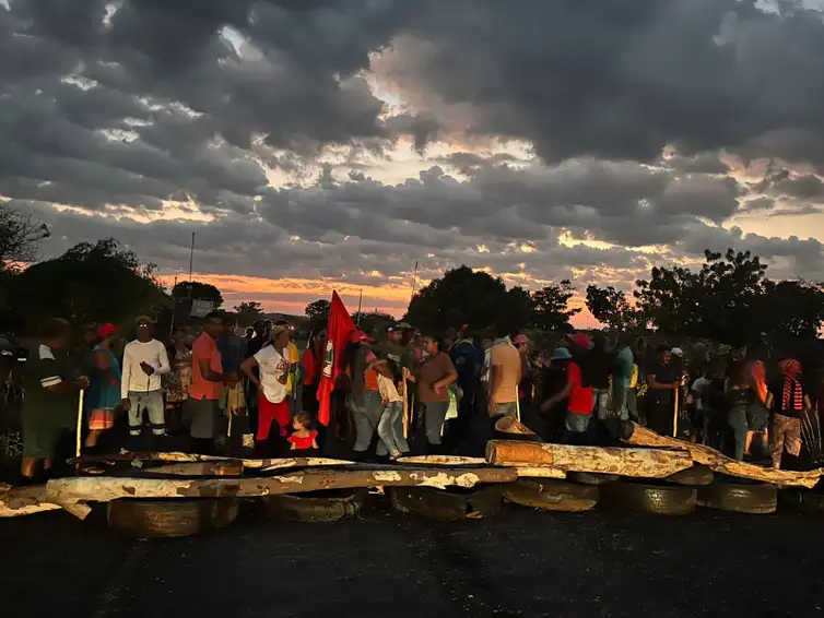 Tocantins: MST bloqueia rodovia para cobrar desapropriação de área