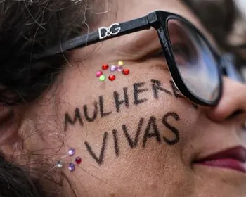 Brasileiras vão às ruas contra o feminicídio