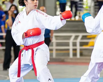 Atleta-estudante da UFPR compete nos JUBs por bicampeonato no karatê