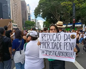 Centenas de pessoas em São Paulo pedem justiça pelo cão Orelha