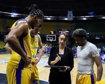 Primeira técnica mulher no NBB, Jelena Todorovic começa com pé direito