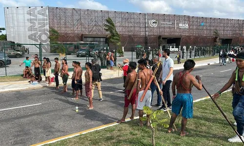 Em protesto pacífico, indígenas munduruku cobram participação na COP30