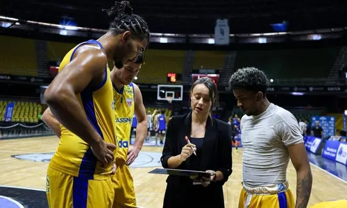 Primeira técnica mulher no NBB, Jelena Todorovic começa com pé direito
