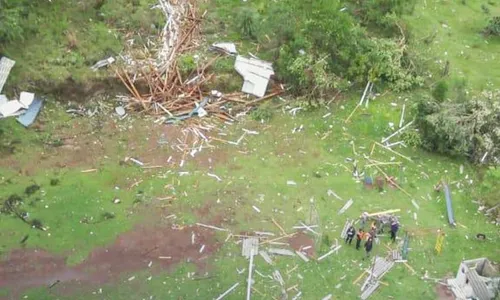 Tornado destelha escola e residências no Rio Grande do Sul