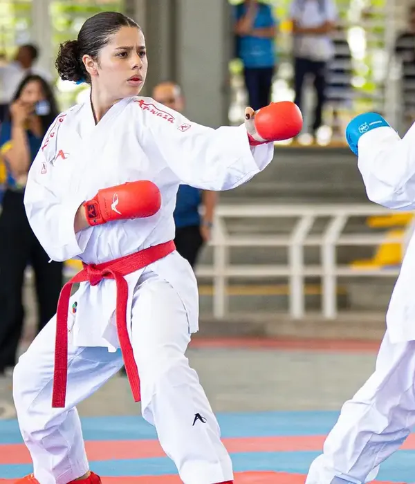 Atleta-estudante da UFPR compete nos JUBs por bicampeonato no karatê