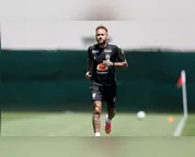 Neymar volta a treinar com a Seleção Brasileira após um mês de lesão