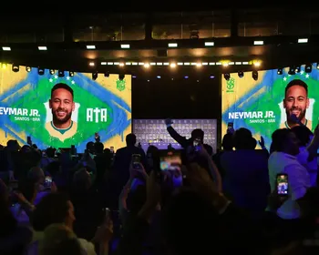 Neymar não treina em apresentação e preocupa a duas semanas da Copa