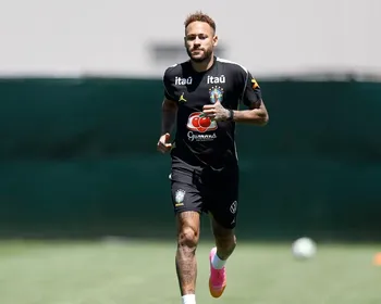 Neymar volta a treinar com a Seleção Brasileira após um mês de lesão