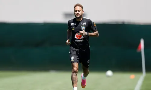 Neymar volta a treinar com a Seleção Brasileira após um mês de lesão