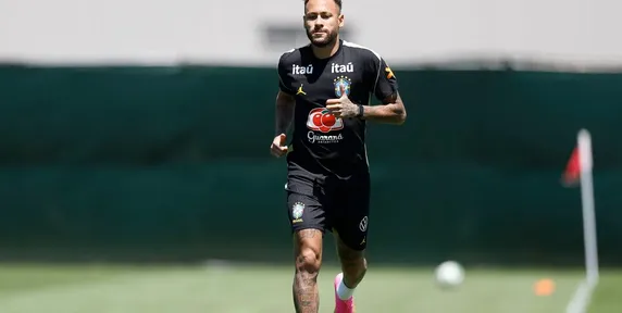 Neymar volta a treinar com a Seleção Brasileira após um mês de lesão